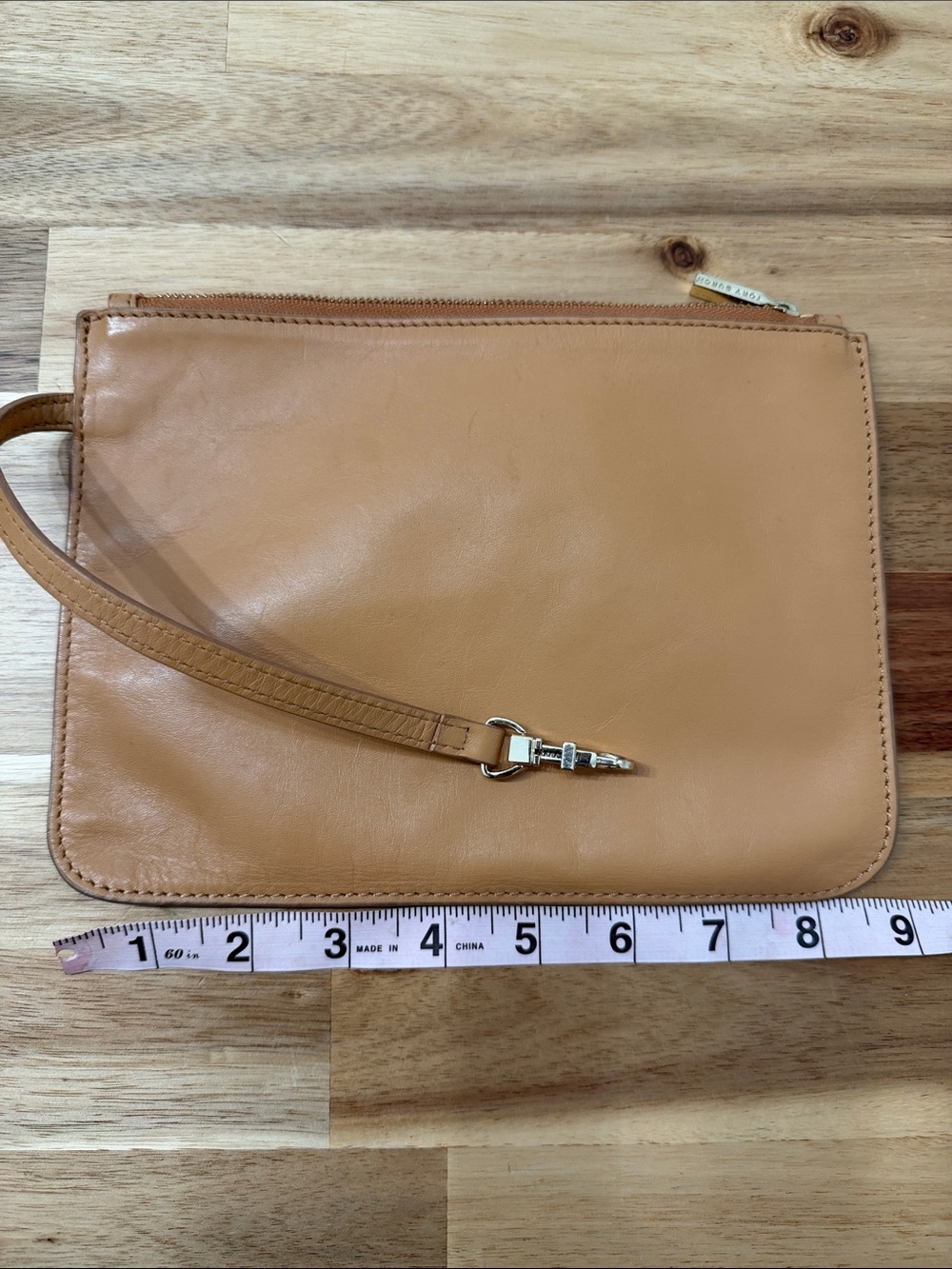 Tory Burch Large Tan Leather Clip in Pouch - Picture 6 of 11